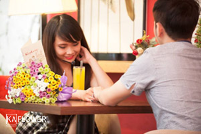 tặng hoa cho phụ nữ