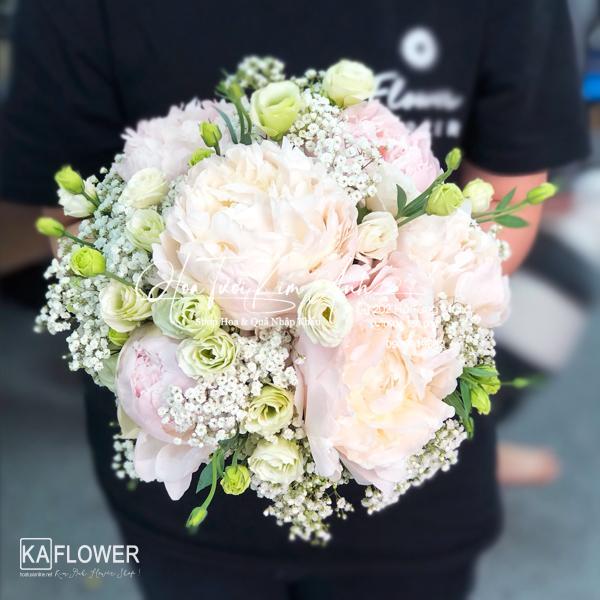 Hoa Cầm Tay Cô Dâu Môi Xinh