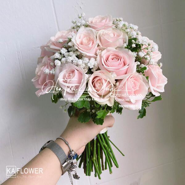 Hoa cầm tay cô dâu Môi Hồng